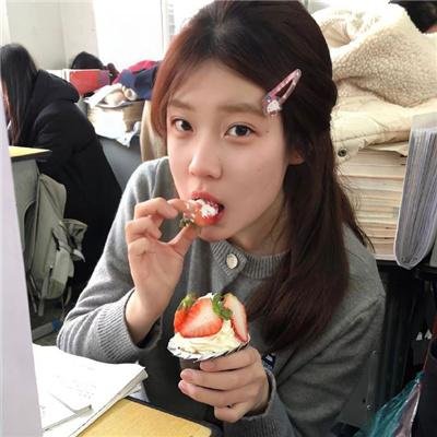 照片里的伴娘